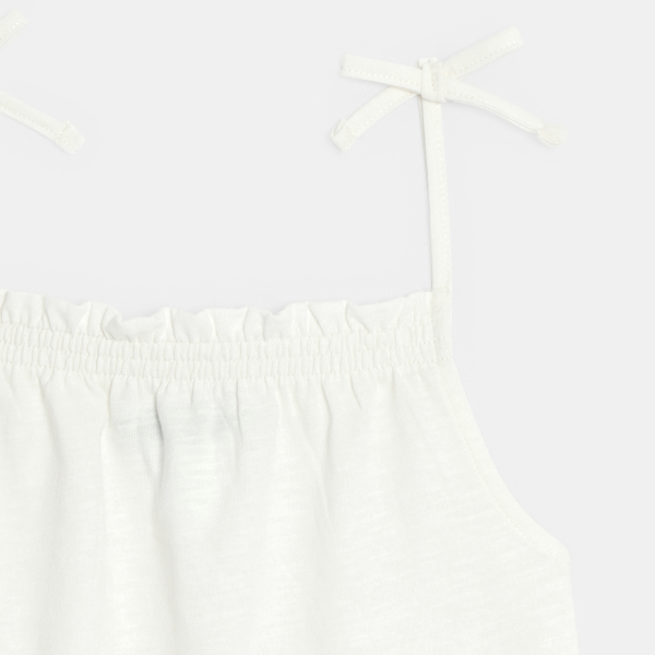 قميص داخلي سادة بحمالات رفيعة أبيض اللون للفتيات